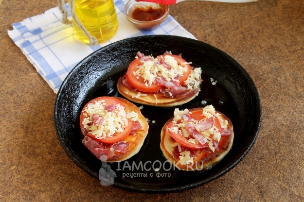 Положить на оладьи начинку