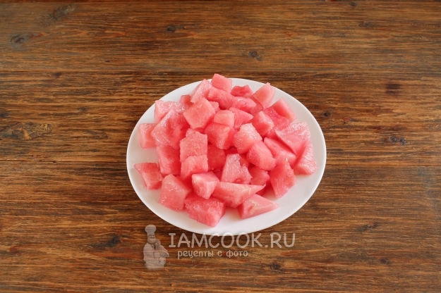 Порезать мякоть арбуза