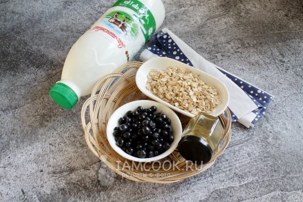Ингредиенты для кисломолочного коктейля с черникой и овсяными хлопьями