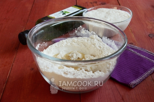 Влить масло