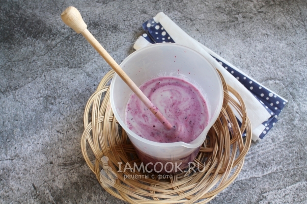 Фото кисломолочного коктейля с черникой и овсяными хлопьями