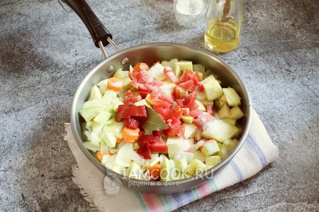 Положить помидоры и томатную пасту