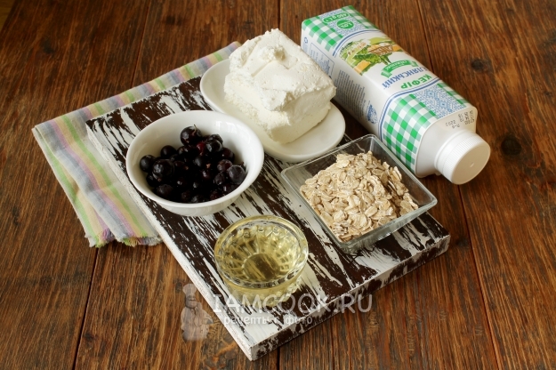 Ингредиенты для смузи с творогом, овсянкой и смородиной