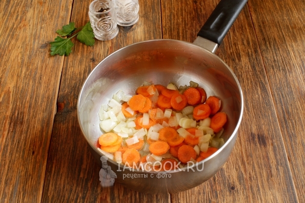 Обжарить лук с морковью