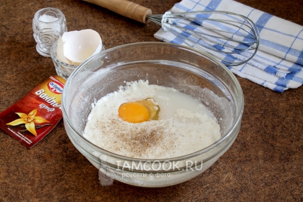 Добавить молоко и яйцо