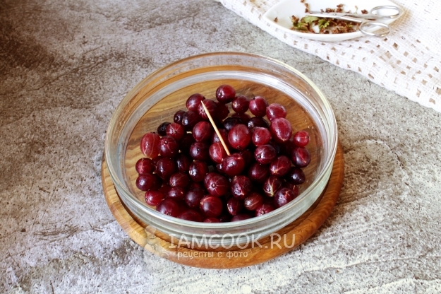 Проколоть крыжовник зубочисткой