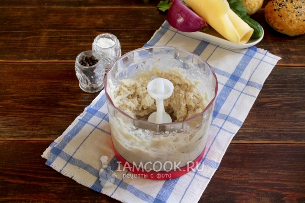 Измельчить филе рыбы с яйцом