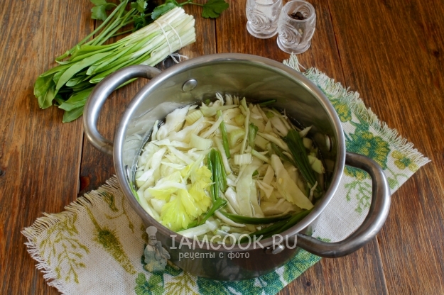 Положить овощи в воду