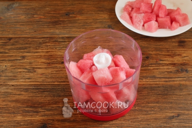 Положить арбуз в блендер