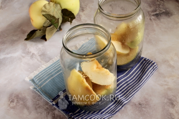 Положить яблоки в банку