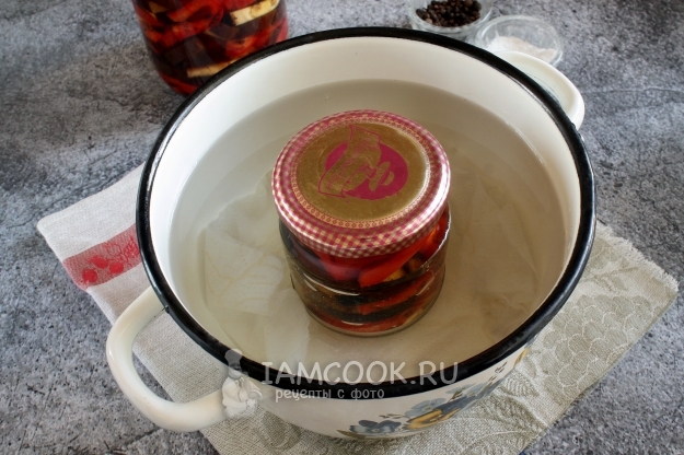 Простерилизовать банку с овощами в кастрюле