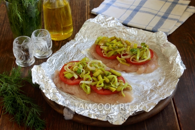 Положить лук на помидоры