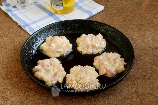 Положить тесто на сковороду