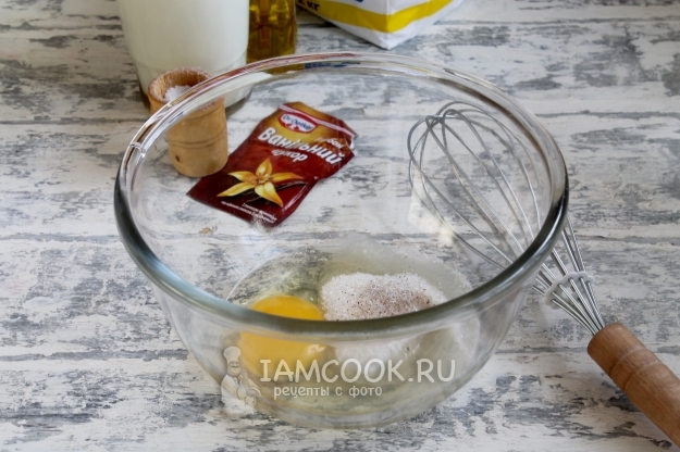 Соединить яйцо, сахар и соль