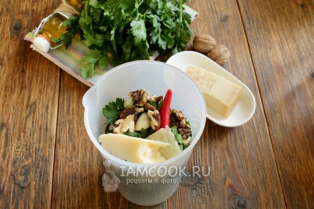 Положить сыр и орехи