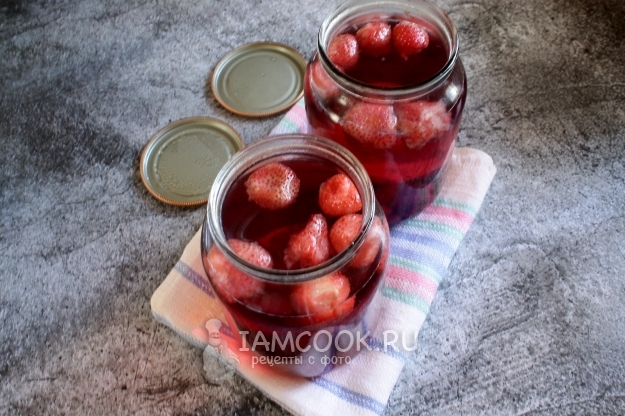 Влить в банки сироп