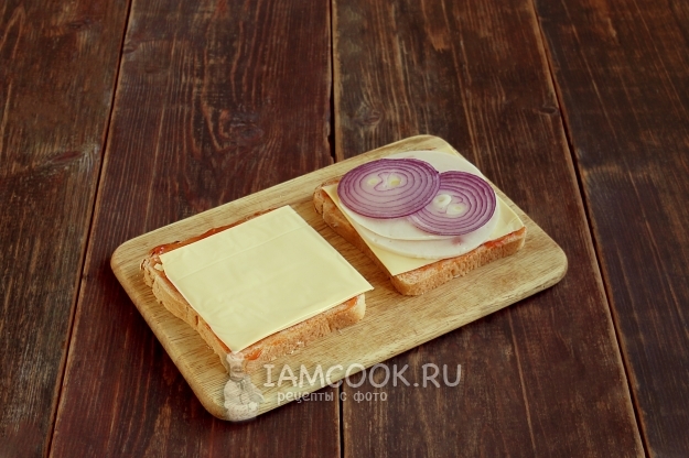 Положить кольца лука