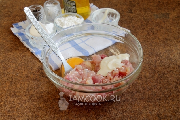 Положить яйцо и майонез