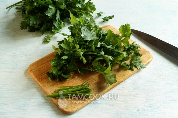 Удалить у петрушки жесткие стебли