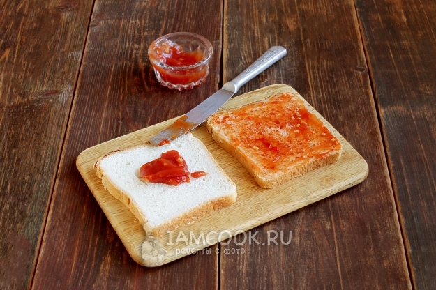 Смазать хлеб соусом