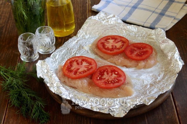 Положить ломтики помидора