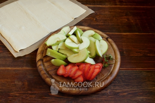 Порезать клубнику и яблоко