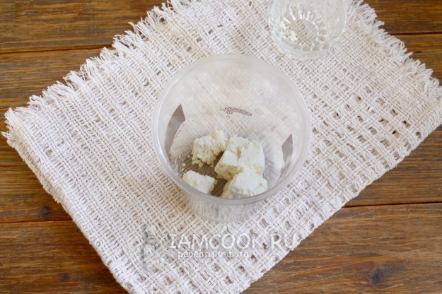 Положить в чашу творог