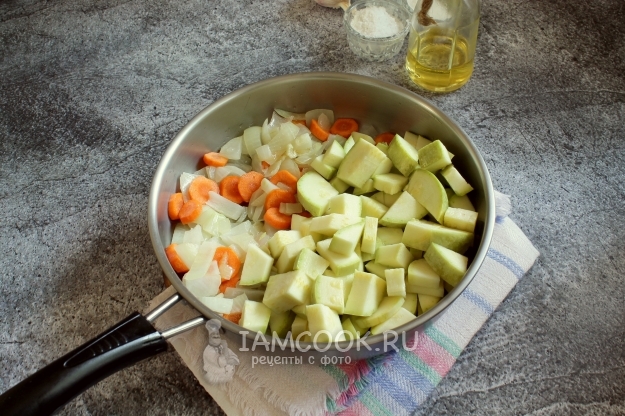 Положить кабачки