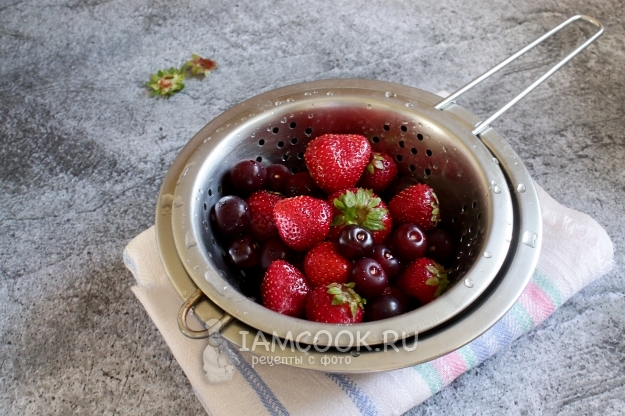 Помыть ягоды