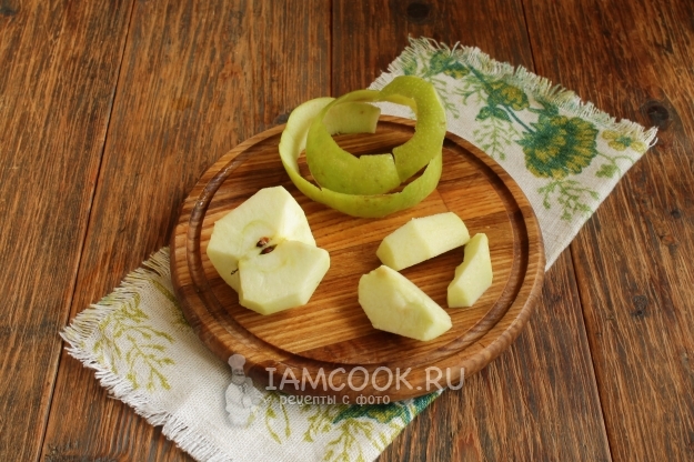 Почистить и порезать яблоко