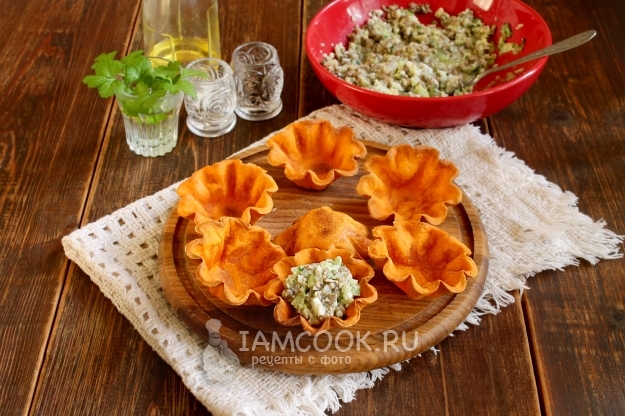 Наполнить тарталетки салатом