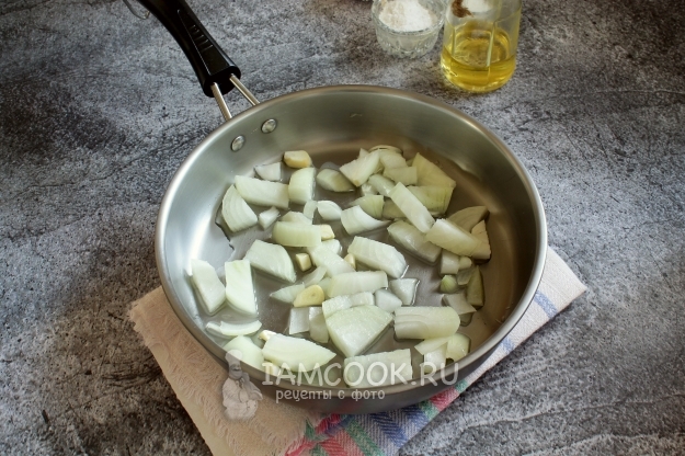 Обжарить лук и чеснок