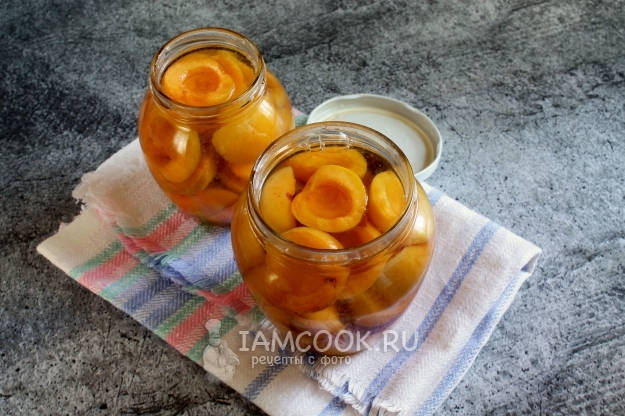 Залить абрикосы сиропом