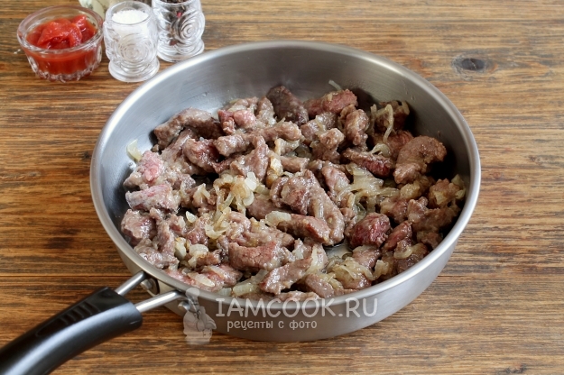 Пожарить мясо с луком