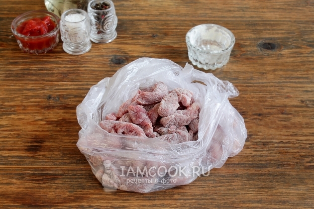 Обвалять мясо в муке