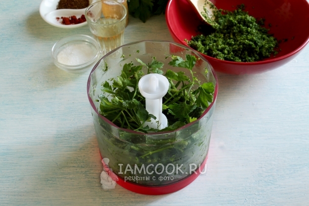 Положить петрушку в блендер