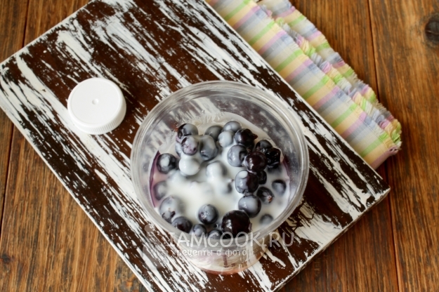 Добавить ягоды, мед и кефир