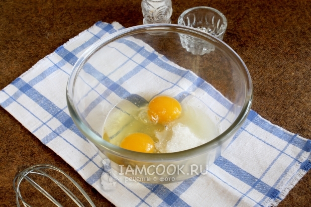 Соединить яйца с сахаром