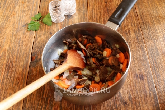 Положить грибы