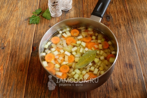 Добавить воду и лавровый лист