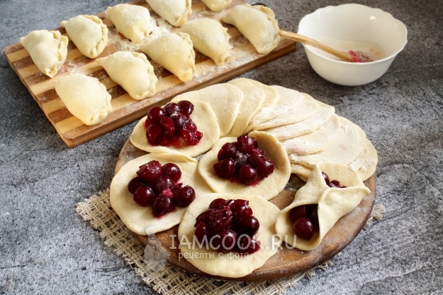 Положить на тесто вишню