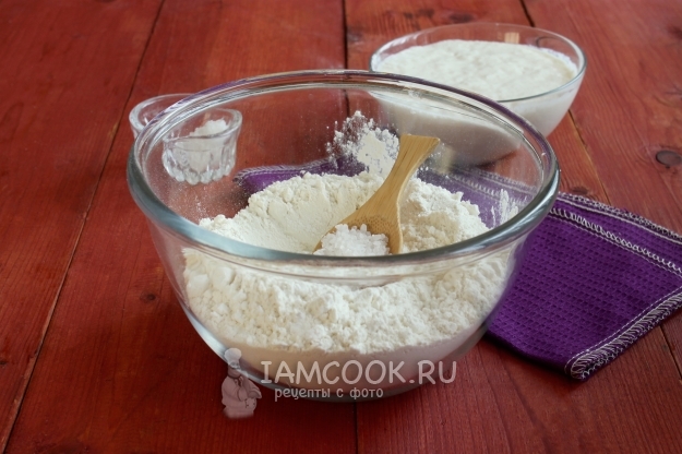 Смешать муку с солью