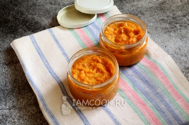 Разложить кабачковую икру в банки