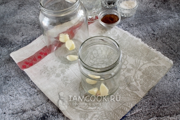 Положить в банку чеснок