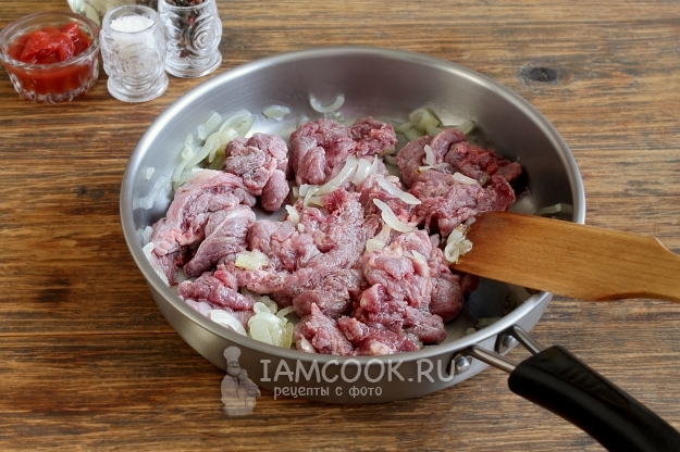 Положить к луку мясо