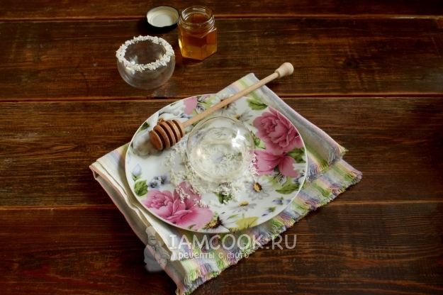 Украсить край стакана кокосовой стружкой