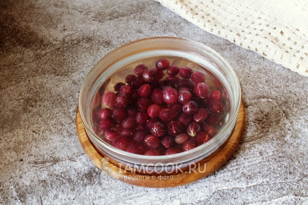 Залить крыжовник водой