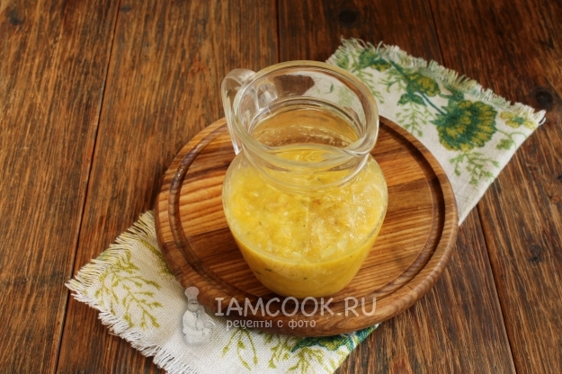 Измельчить сельдерей, апельсин и яблоко