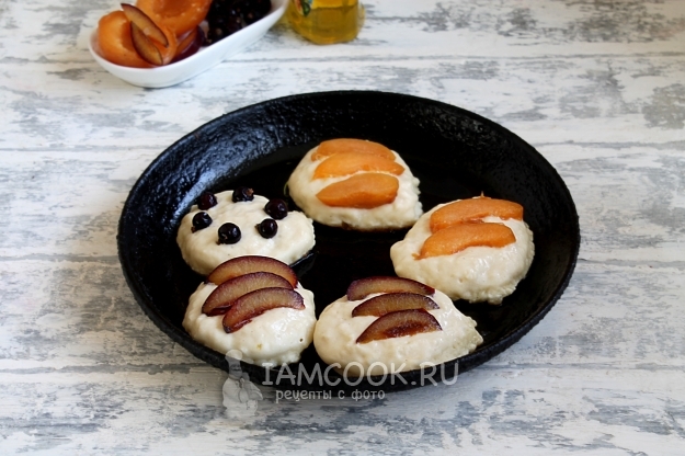 Положить на тесто фрукты