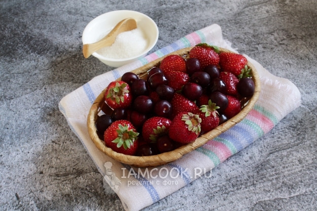 Ингредиенты для компота из вишни и клубники на зиму